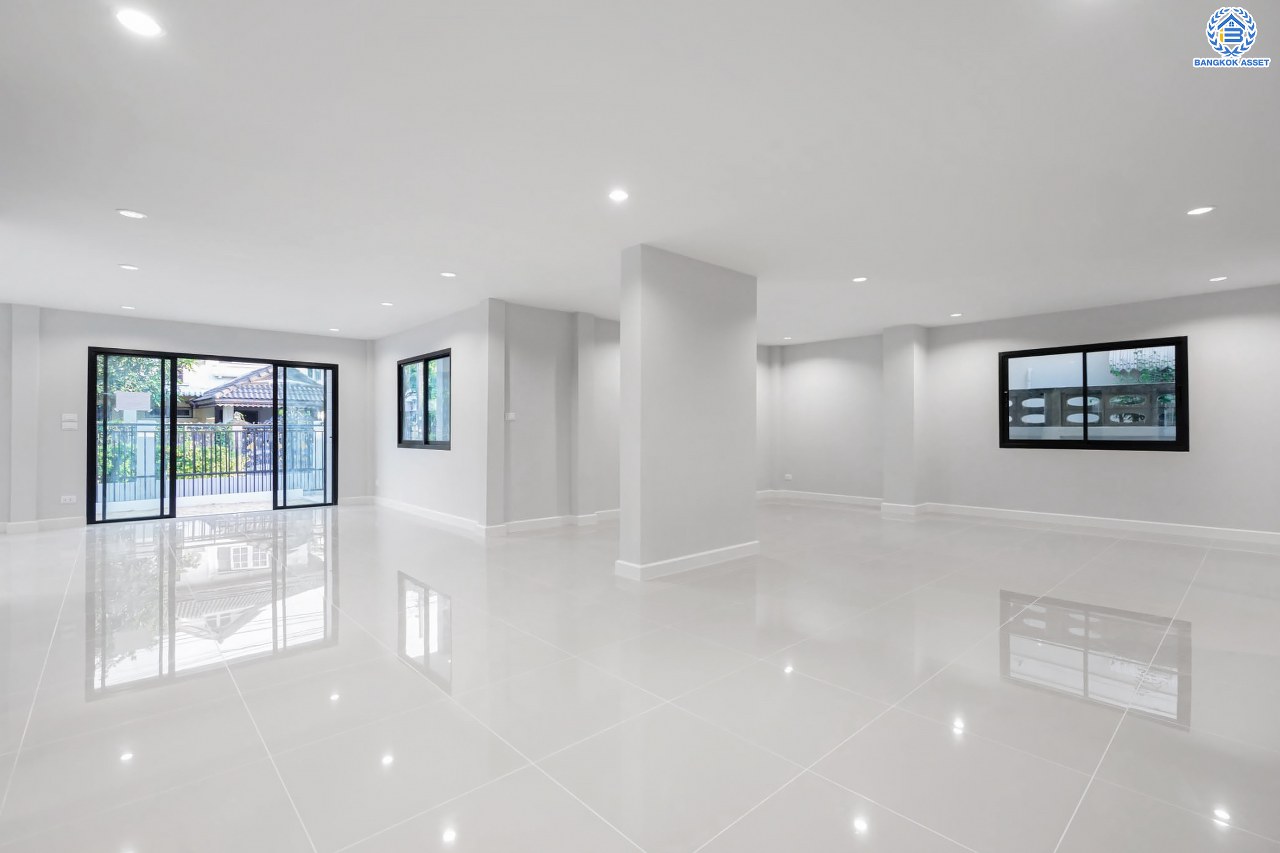 บ้านมือสองตกแต่งใหม่ โครงการ พลับพลาวิลล่า บรมราชชนนี หลังใหญ่พิเศษพร้อมอยู่ เนื้อที่ 57 ตร.ว. ดีไซน์สวย ฟังก์ชัน 4 ห้องนอน 3 ห้องน้ำ 2 ที่จอดรถ บนทำเลเดินทางสะดวก เชื่อมต่อหลายเส้นทาง ใกล้เซ็นทรัลปิ่นเกล้า จุดขึ้นทางด่วน "ศรีรัช" และเพียง 10 นาทีถึงMRT "สถานีไฟฉาย"